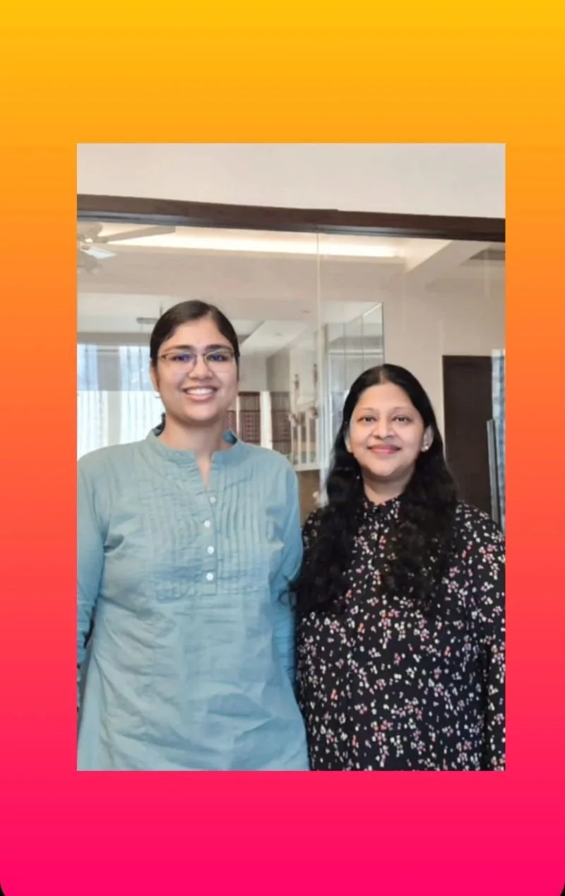 CA Surbhi Bansal posing with a student for a photo